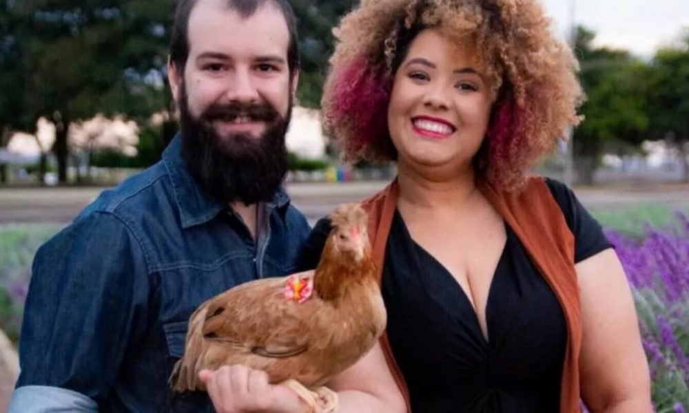 Paulo Leite e Raquel Angel com a galinha de estimação, Nugget