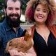 Paulo Leite e Raquel Angel com a galinha de estimação, Nugget