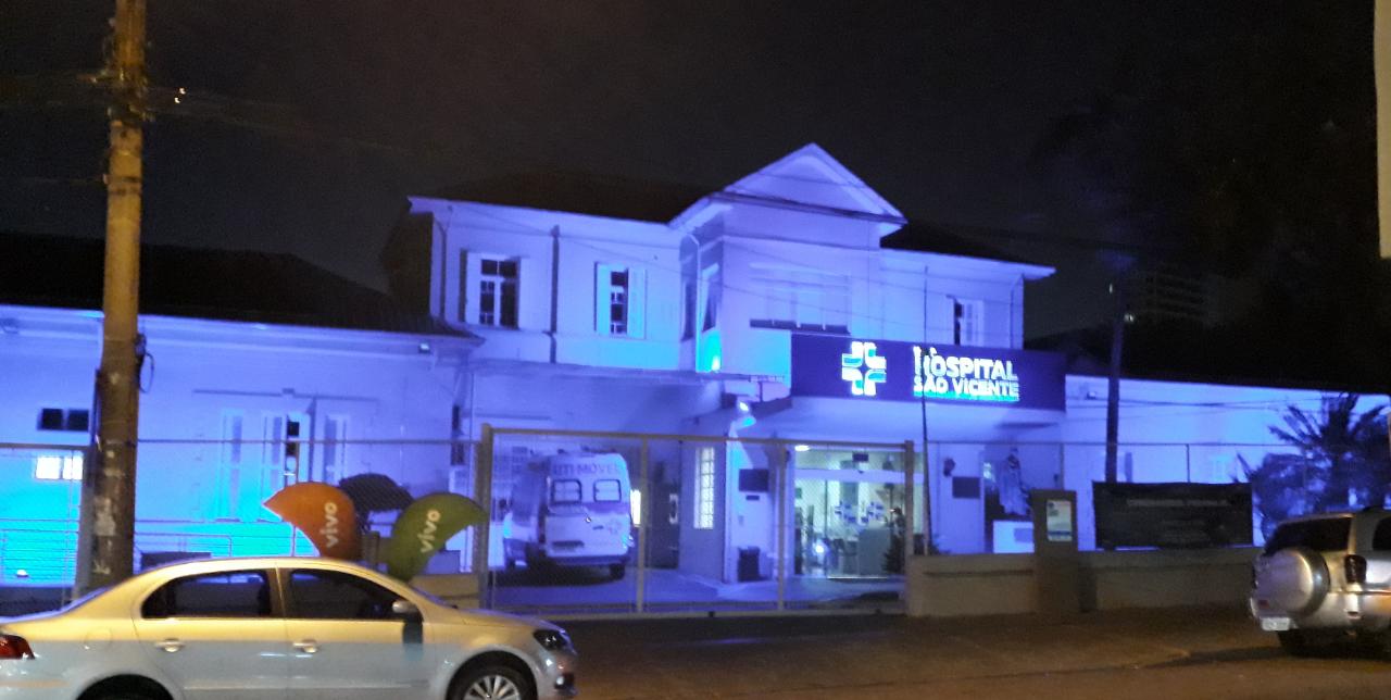 Fachada do Hospital São Vicente de Paulo, com iluminação azul