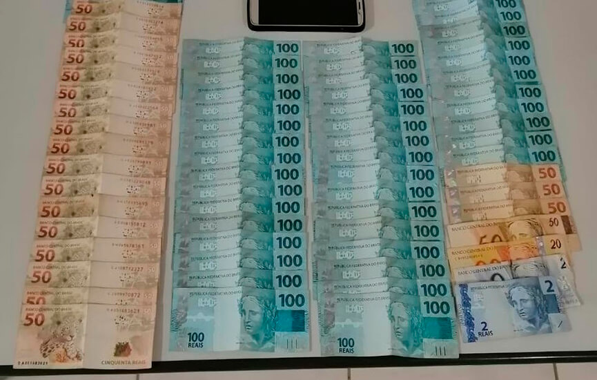 Dinheiro foi apreendido por policiais em Jundiaí. (Foto: Divulgação/PM)