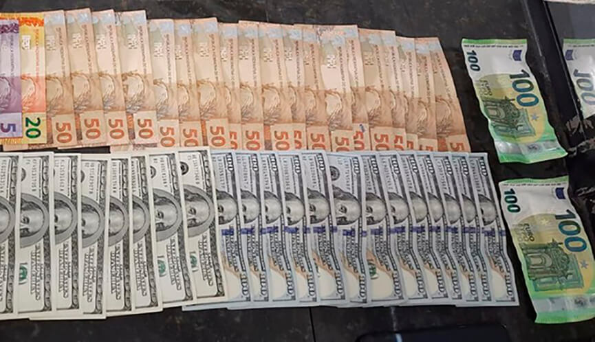 Dólar Euro apreendidos em Itatiba. (Foto: Divulgação/PM)