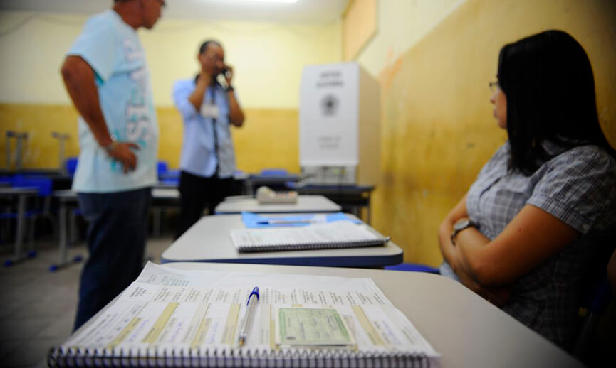 Mesários nas eleições. (Foto: Tania Rêgo/Agência Brasil)