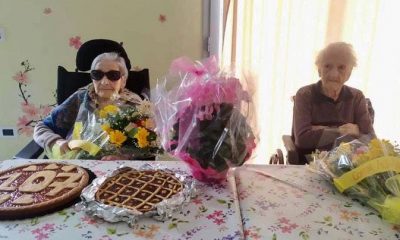 Idosa comemora 107º aniversário ao lado de melhor amiga, de 105 anos