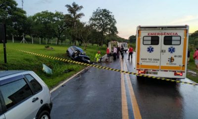 Acidente entre Uno e Camaro deixa um motorista morto em Cabreúva.