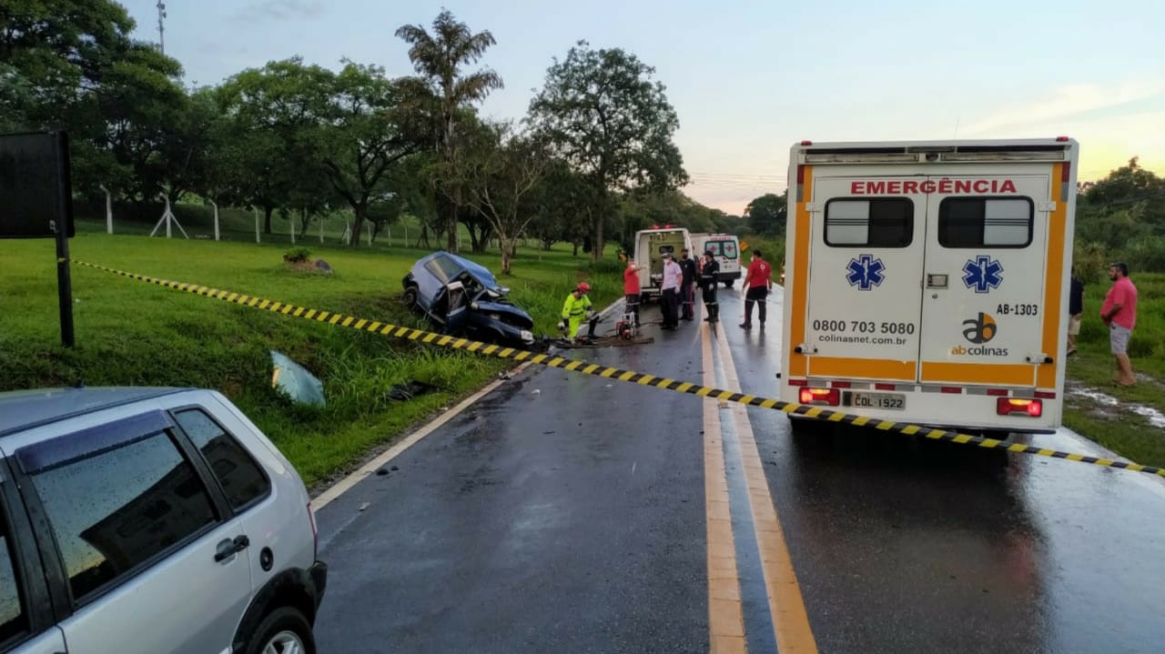 Acidente entre Uno e Camaro deixa um motorista morto em Cabreúva.