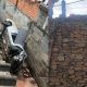 Motorista perde controle do carro que acaba "voando" para cima de casa em Campo Limpo Paulista