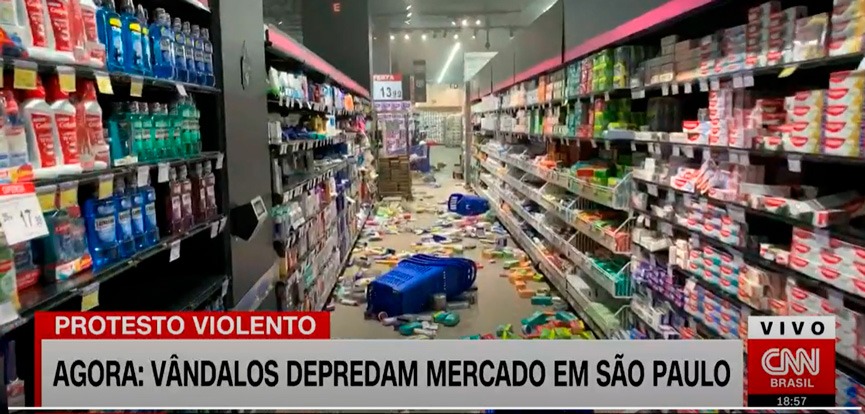 Loja do Carrefour em São Paulo destruída