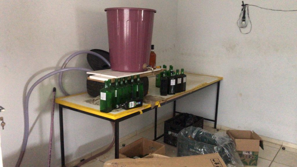 Material da fábrica clandestina de bebidas falsificadas em Jundiaí