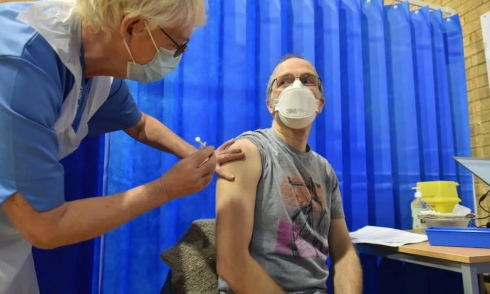 Homem em hospital sendo vacinado