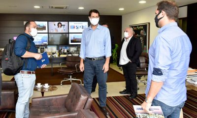 Representantes da Delta Conteiner com o prefeito Luiz Fernando Machado. (Foto; Divulgação)