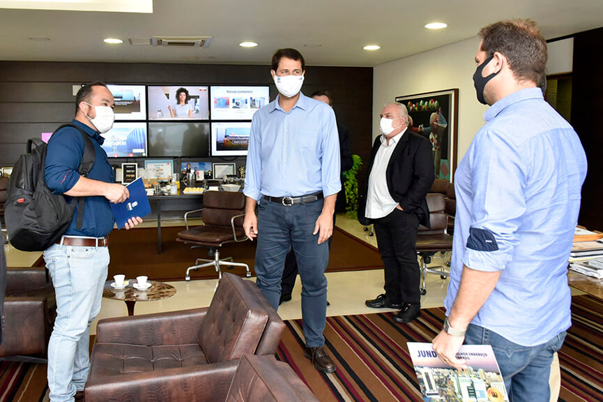 Representantes da Delta Conteiner com o prefeito Luiz Fernando Machado. (Foto; Divulgação)