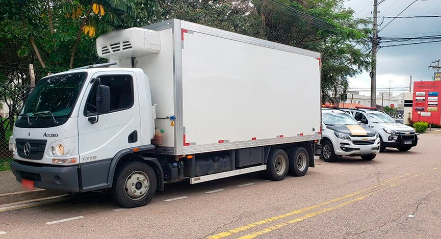 Caminhão frigorífico roubado. (Foto: Divulgação/Polícia Rodoviária)