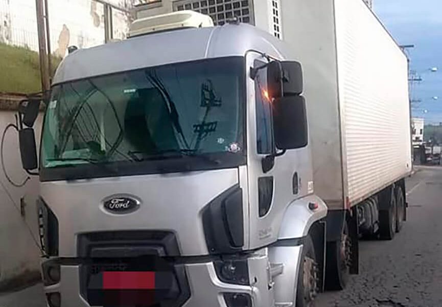 Caminhão roubado com carne. (Foto: Divulgação/PM)