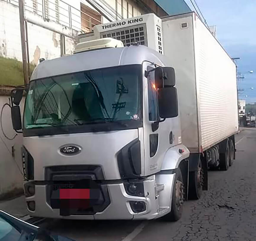 Caminhão roubado com carne. (Foto: Divulgação/PM)