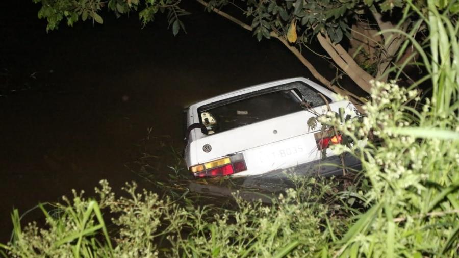 Carro que levava nove pessoas cai de ponte e seis crianças e um homem morrem no Rio de Janeiro