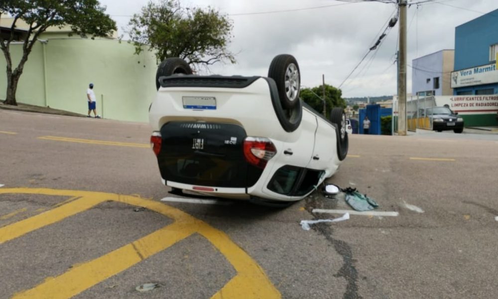 Carro capotado após colisão na Avenida dos Imigrantes, em Jundiaí