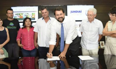 Prefeito Luiz Fernando assinando renovação do convênio de Jundiaí com a Associação Mata Ciliar