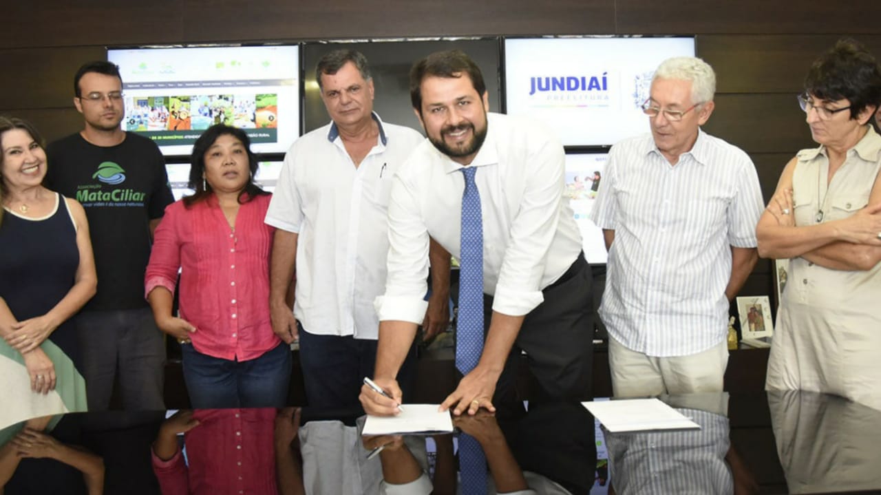 Prefeito Luiz Fernando assinando renovação do convênio de Jundiaí com a Associação Mata Ciliar
