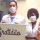 Paciente entregou uma cesta de chocolates e um banner com uma mensagem em homenagem aos profissionais do Hospital São Vicente de Paulo