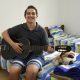 Enquanto sonha com a carreira musical, Jair dos Santos, um dos primeiros acolhidos, aproveita para ensaiar com seu violão novo.