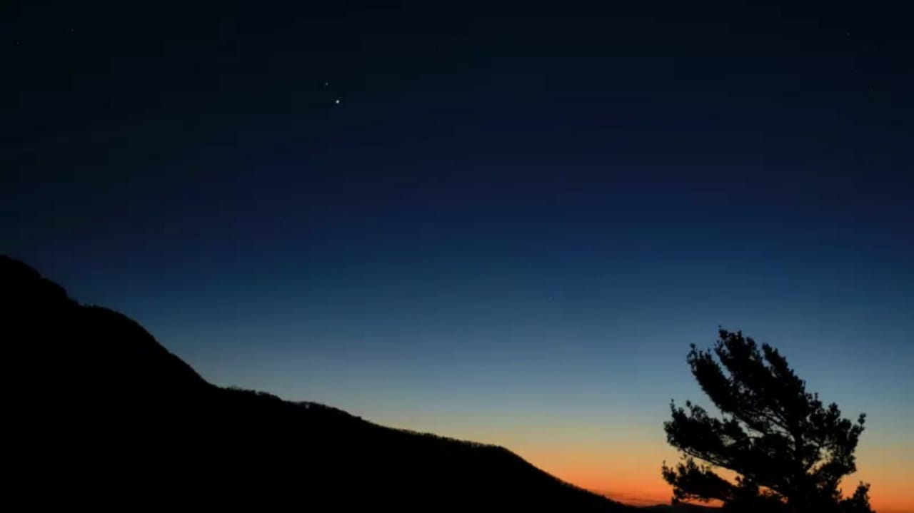 Saturno (em cima) e Júpiter (abaixo), vistos ao pôr-do-sol no estado da Virgínia, EUA