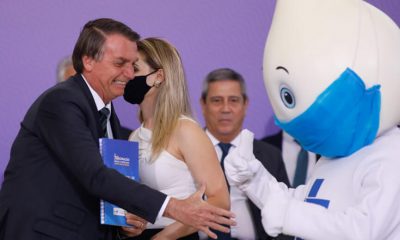 Bolsonaro com Zé Gotinha. (Foto: Divulgação)