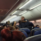 Homem morre em voo dos Estados Unidos e desespera passageiros