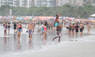 Banhistas na praia de Santos. (Foto: ANTÔNIO CÍCERO/PHOTOPRESS/ESTADÃO CONTEÚDO)
