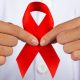 Médico com faixa de Dezembro Vermelho, campanha de conscientização e prevenção do HIV