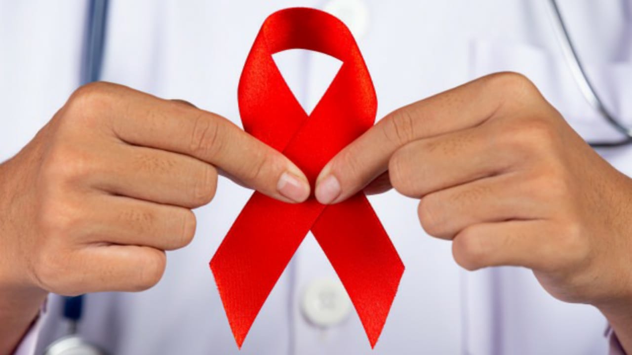Médico com faixa de Dezembro Vermelho, campanha de conscientização e prevenção do HIV