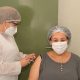 Auxiliar de enfermagem recebe dose da vacina contra Covid-19 aplicada pela prima em Campo Limpo Paulista
