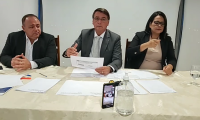 Jair Bolsonaro (sem partido) ao lado do ministro da Saúde, general Eduardo Pazuello, em live semanal realizada no dia 14