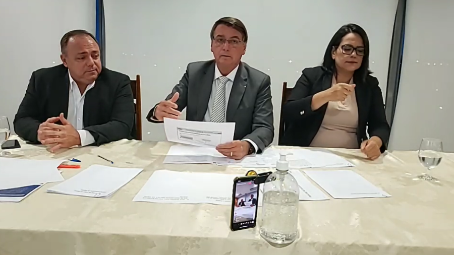 Jair Bolsonaro (sem partido) ao lado do ministro da Saúde, general Eduardo Pazuello, em live semanal realizada no dia 14