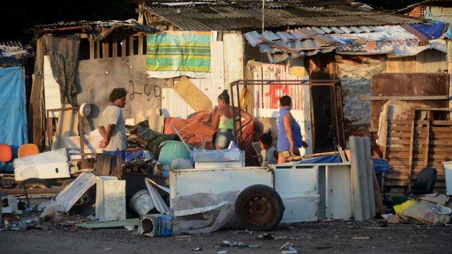 Cadastro do governo federal aponta quase 40 milhões de brasileiros em situação vulnerável. Na foto, moradores da maior favela de Maceió