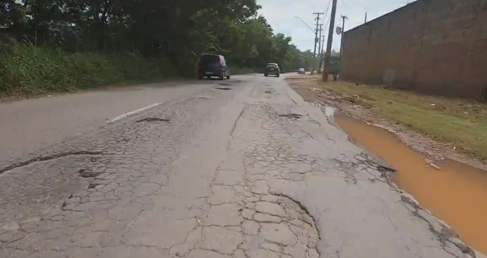 Motoristas reclamam de buracos e falta de sinalização na marginal do Rio Jundiaí