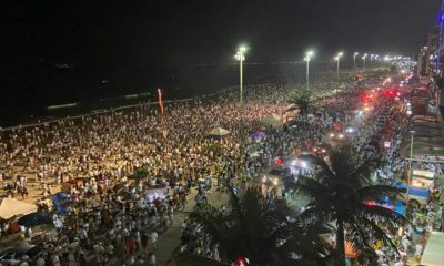 Aglomeração no réveillon em praia do Brasil