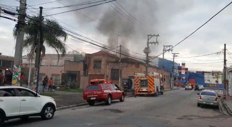 Empresa de embalagens é atingida por incêndio em Jundiaí