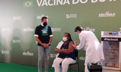 Enfermeira é a primeira pessoa a ser vacinada no Brasil