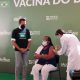 Enfermeira é a primeira pessoa a ser vacinada no Brasil