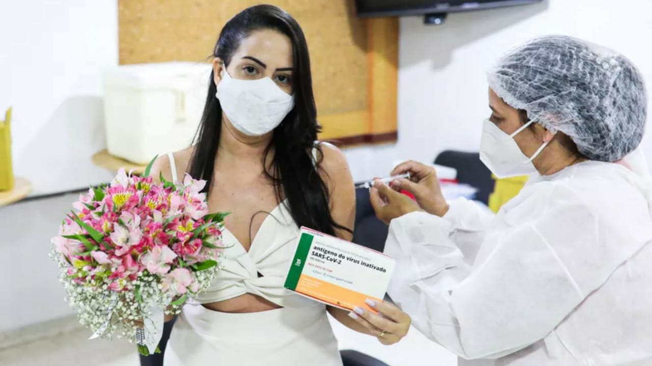 Patrícia Silva Santos, de 30 anos, se casou no mesmo dia em que foi vacinada contra a Covid-19, em Goiânia