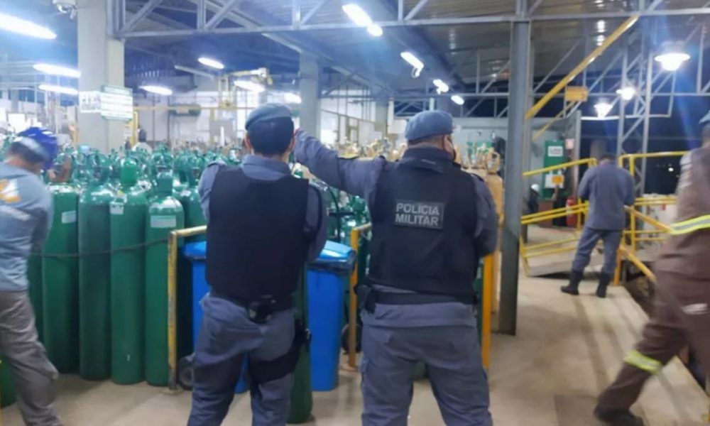 Policiais militares levam cilindros de oxigênio para Manaus