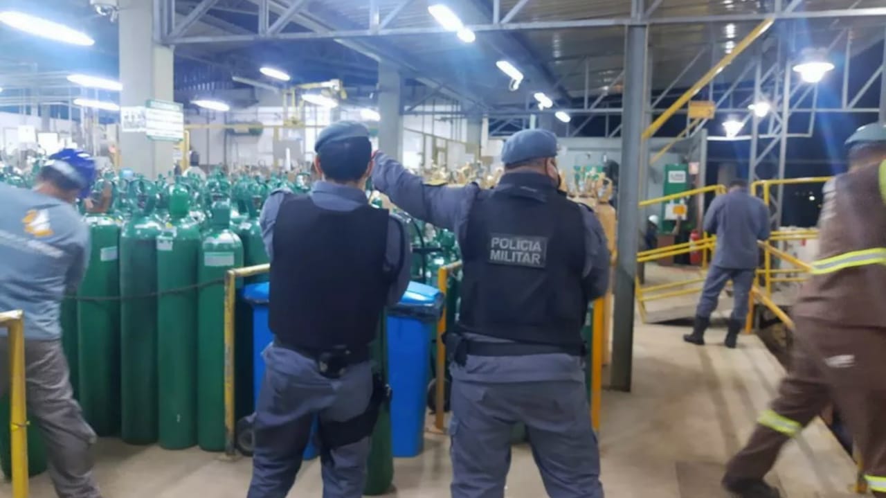 Policiais militares levam cilindros de oxigênio para Manaus