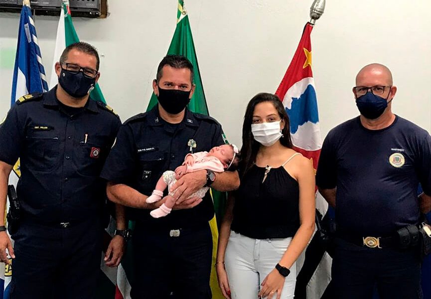 GCM de Várzea Paulista salva bebê engasgado. (Foto: Divulgação)