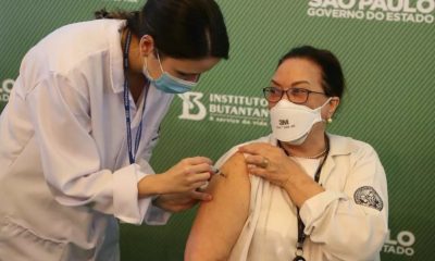 Profissional de saúde do Hospital das Clínicas de SP é vacinada contra a Covid-19 em São Paulo