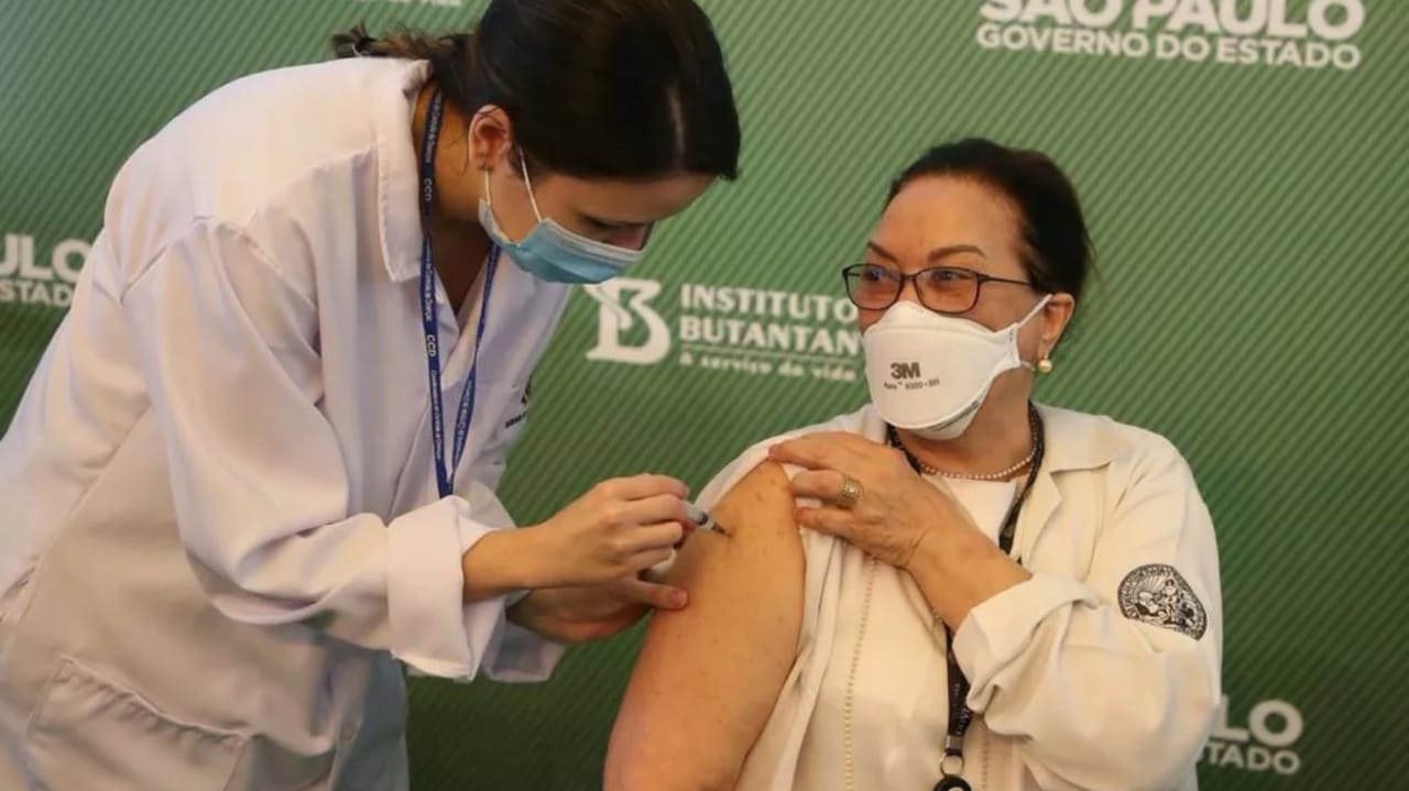 Profissional de saúde do Hospital das Clínicas de SP é vacinada contra a Covid-19 em São Paulo
