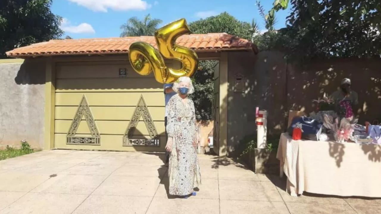 Idosa ganha carreata surpresa em comemoração do aniversário de 95 anos, em Goiânia