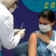 Primeira pessoa é vacinada contra Covid-19 em Jundiaí