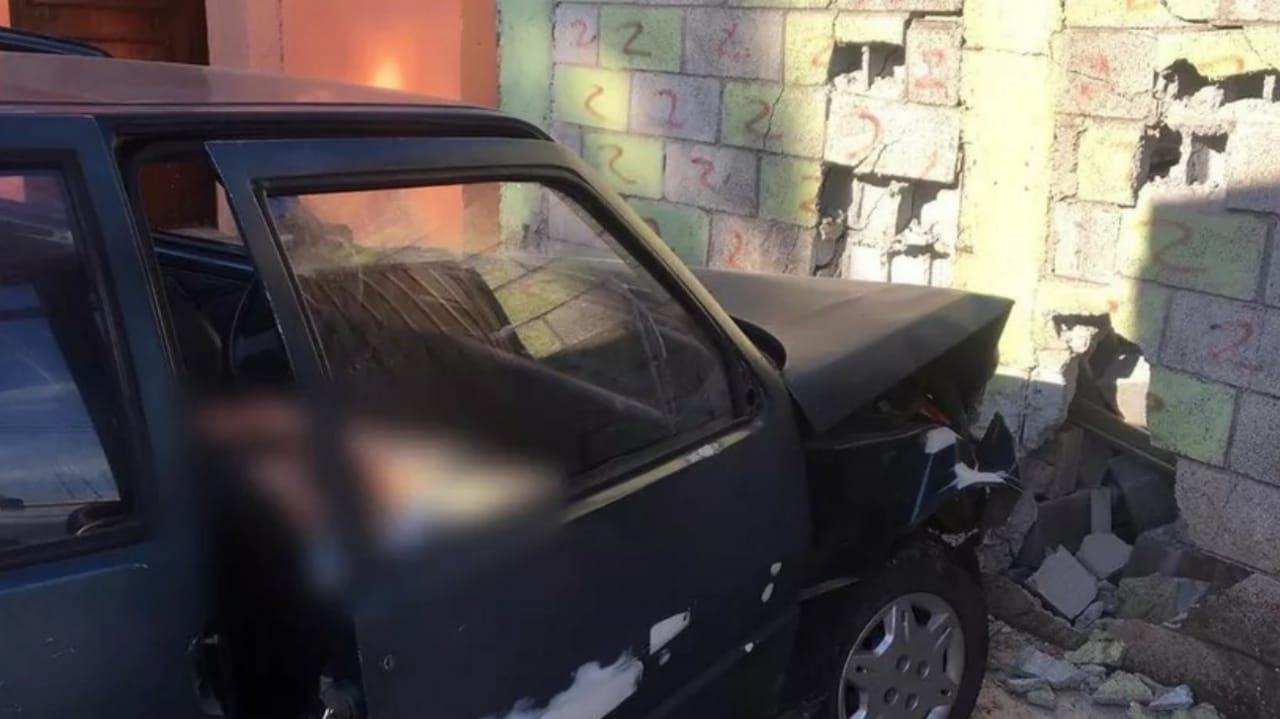 Motorista morre após carro invadir imóvel em Várzea Paulista