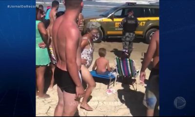 Mulheres são presas em flagrante após amarrar crianças em cadeiras de praia.