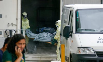 Funcionários do Hospital Pronto-Socorro João Lúcio retiram corpo de vítima da covid-19 de contêiner frigorífico, em Manaus